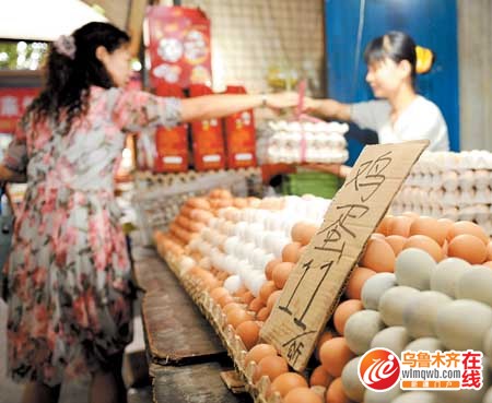 8月21日，青年路市場(chǎng)一攤主說(shuō)，本月雞蛋價(jià)格已從10元升到了11元。