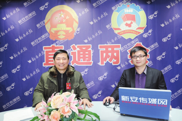 省政協(xié)委員趙皖平左做客新安傳媒網(wǎng)“兩會(huì)直通車”。