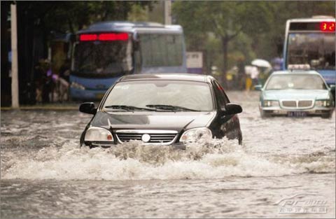 強(qiáng)降水固守長(zhǎng)江中下游 出行遭遇暴雨怎么辦？