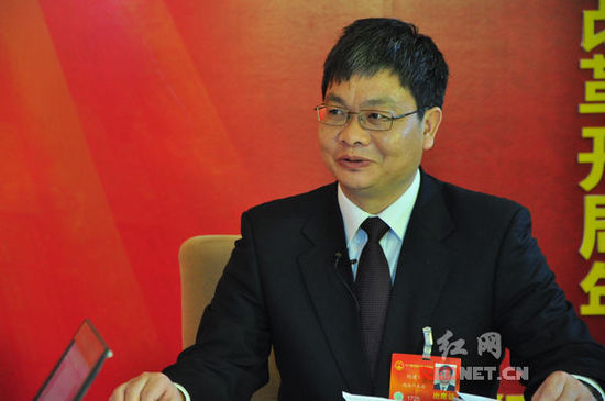 (胡建文呼吁，從防控禽流感疫情、維護城市環(huán)境衛(wèi)生及促進家禽養(yǎng)殖業(yè)發(fā)展的需要來看，應(yīng)逐步改變?nèi)藗儜T有的食用禽肉喜歡現(xiàn)宰現(xiàn)殺的觀念，關(guān)閉大中城市活禽交易。)