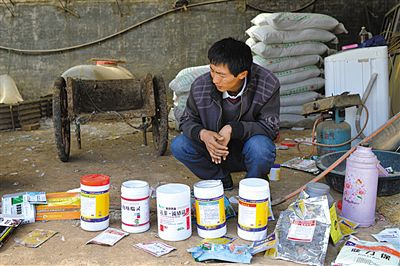 潘美兵向記者展示鴨子發(fā)病后他使用過的藥物。