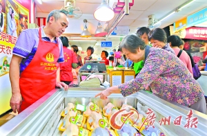 廣州市民在市場選購生鮮雞。 記者顧展旭 攝