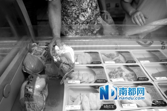 <p>    前日，市民在福田香梅市場新開張的冰鮮雞檔選購。南都記者 趙炎雄 攝</p>