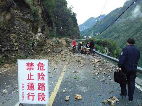 29日，巫溪省道S301中梁鄉(xiāng)中梁水庫因山體滑坡道路中斷。（圖片來源：巫溪網(wǎng)）