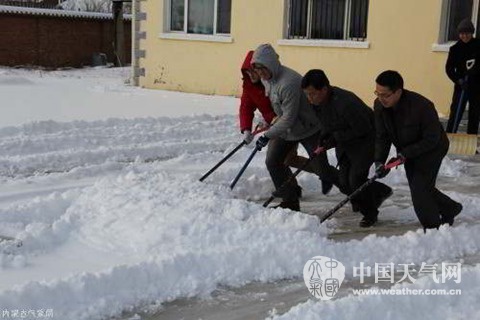 目前，呼倫貝爾市鄂倫春旗積雪較深，氣象職工鏟雪忙。（包晗 攝）