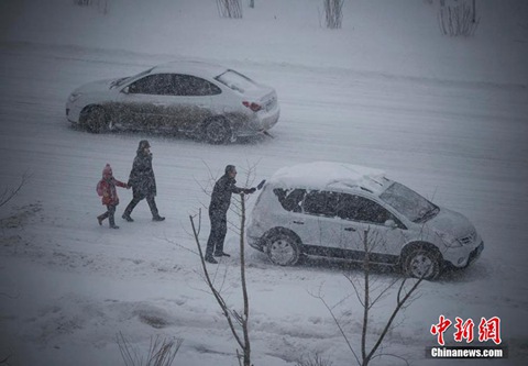 12月8日，經(jīng)過一夜降雪，烏魯木齊已是皚皚白雪一片。（圖片來源于中新網(wǎng)）