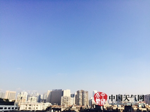7日10時(shí)，云南昆明依然晴空朗照。（朱穎 攝）