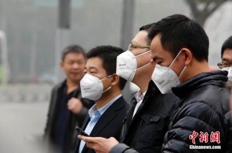霧霾天外出戴口罩防護（圖片來源于中新網(wǎng)）