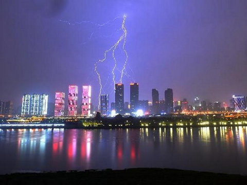  3月22日夜，湖南長沙遭遇暴雨雷電襲擊。（圖片來源于新華網）