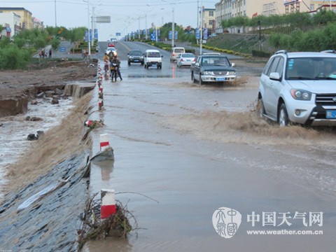 7日下午，巴彥淖爾市烏拉特中旗出現(xiàn)強對流天氣過程，城區(qū)內(nèi)澇嚴(yán)重。（圖/韓布和）