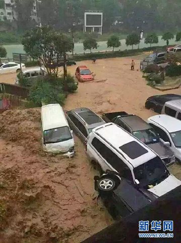 重慶巫溪暴雨引發(fā)山洪，多輛車被沖入河中。（來源：新華網）
