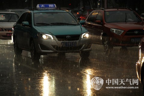 7月29日傍晚，天津市區(qū)降下疾雨，同時(shí)刮起大風(fēng)，給晚高峰帶來不小影響。（趙敏 攝影）