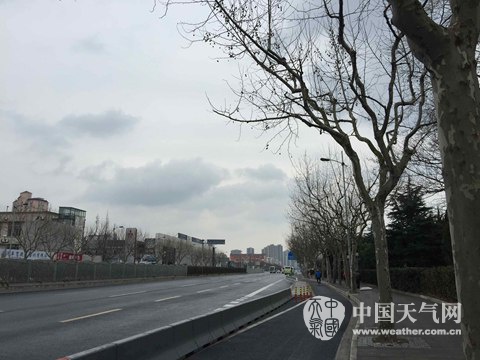 上海“最早入春”遭強(qiáng)降溫 明晨最低溫接近冰點(diǎn)